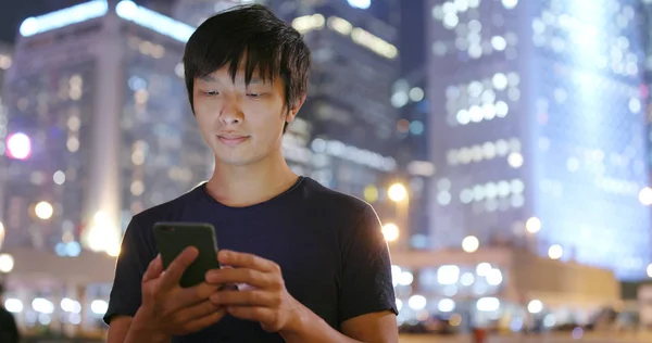 Hombre Usando Teléfono Móvil Aire Libre — Foto de Stock