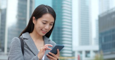 Hong Kong Smartphone kullanarak iş kadını