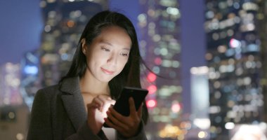 Cep telefonuyla şehirde geceleri işkadını 