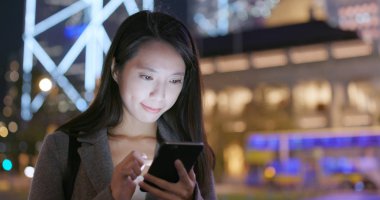 Cep telefonu kullanarak şehirde geceleri işkadını