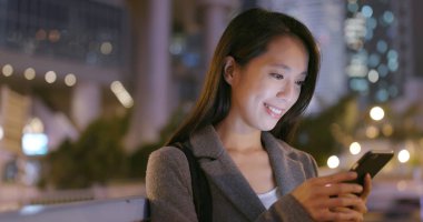 Geceleri cep telefonu kullanarak iş kadını