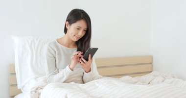 Kadın yatakta SMS gönderme