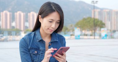 Kadın açık, cep telefonuna mesaj gönderme 