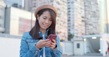 cep telefonu açık, kullanan kadın