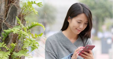 Genç smartphone, açık kullanan kadın