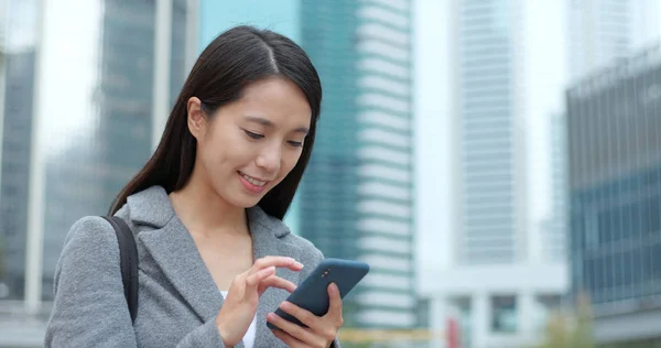 Zakenvrouw Gebruikend Smartphone Hong Kong — Stockfoto