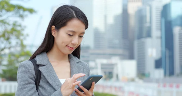 Geschäftsfrau Benutzt Smartphone Hongkong — Stockfoto