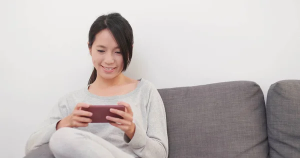 Frau Benutzt Handy Und Sitzt Auf Sofa — Stockfoto