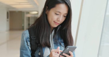 Akıllı telefon kullanan Asyalı kadın