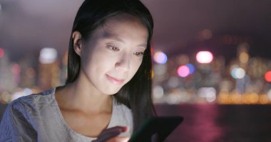 Cep telefonu için kullanma online Hong Kong'da geceleri kadın