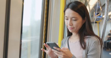 Tren kompartımanda cep telefonu kullanan kadın