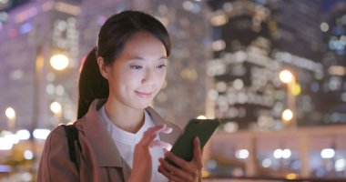 Akşam iş kadın Smartphone cep telefonu ile