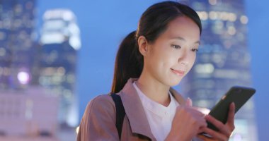 Cep telefonuyla şehirde geceleri işkadını