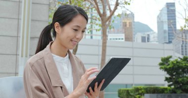 Tablet bilgisayar açık city adlı kullanarak iş kadını