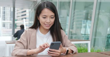 İş kadını, açık istimal hareket eden telefon