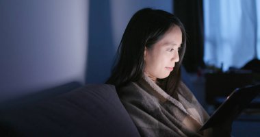 Evde yatakta Smartphone kullanan kadın