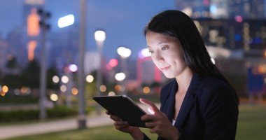 İş kadını tablet bilgisayarda çalışıyor