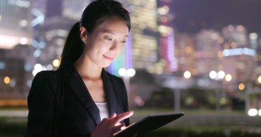 Geceleri tablet bilgisayar kullanarak iş kadını