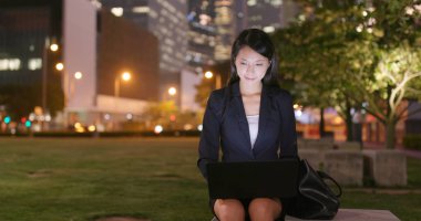 İş kadını iş dizüstü bilgisayar üzerinde 