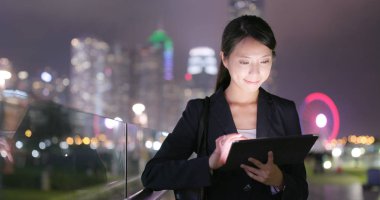 Asya geceleri tablet bilgisayar kullanarak iş kadını