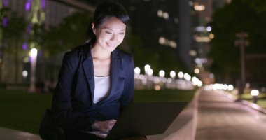 İş kadını çalışma dizüstü bilgisayar geceleri