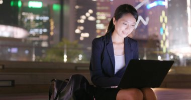 İş kadını iş dizüstü bilgisayara açık