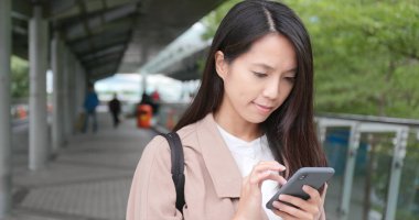 İş kadını iş smartphone cep telefonu ile City