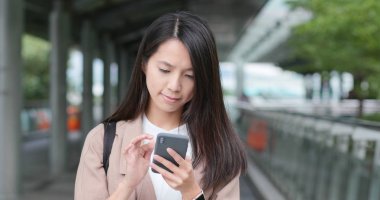 İş kadını iş smartphone cep telefonu ile City