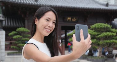 Selfie almak için cep telefonu kullanan kadın seyahat 