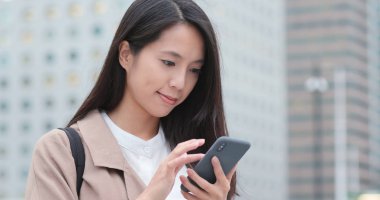 Şehirde cep telefonu kullanan kadın