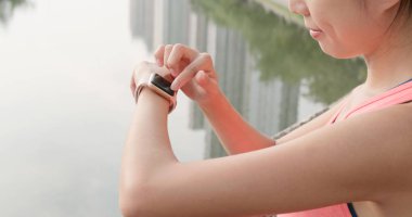 Spor kadın akıllı saatine açık çeke