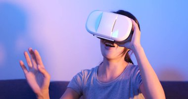 Kadın seyretmek Vr aygıt ile mor ve mavi ışık ile