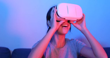 Kadın seyretmek Vr aygıt ile mor ve mavi ışık ile