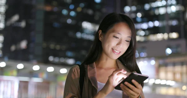 Kvinna Som Skickar Meddelande Mobiltelefon Staden Natten — Stockfoto