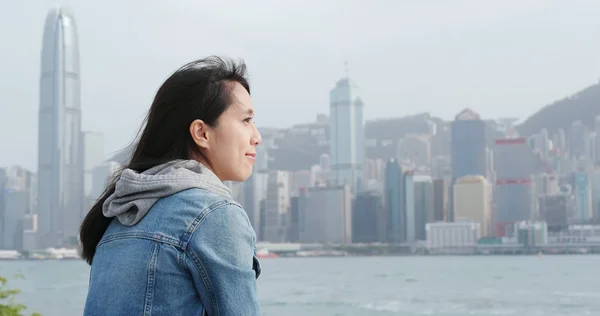 Donna Godere Della Vista Della Città Hong Kong — Foto Stock