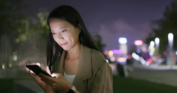 Mulher Negócios Usando Tablet Noite — Fotografia de Stock