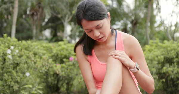 Sport Woman Getting Hurt Legs — Stock Photo, Image