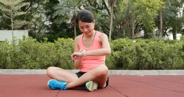 Akıllı nöbet veri kontrolü ve park açık oturma spor kadın