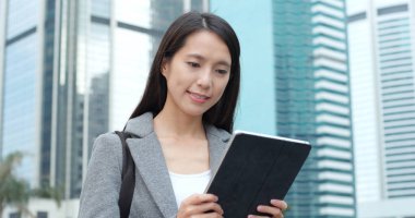 Şehirde tablet bilgisayar kullanarak iş kadını