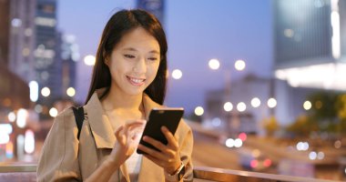 Cep telefonu şehirde geceleri kullanan kadın 