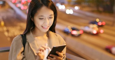 cep telefonuyla şehirde gece kadın