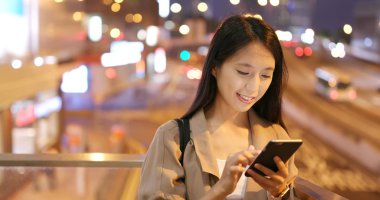 cep telefonuyla şehirde gece kadın