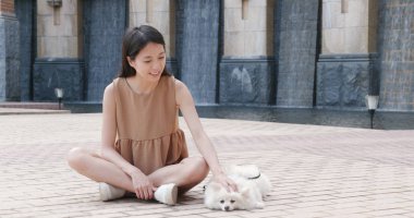 Kadın köpeğini açık yönü ile oynarken