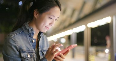 Cep telefonu için online kullanan kadın