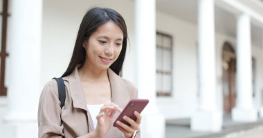 Kadın açık, cep telefonu kısa mesaj gönderme