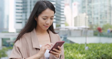 Akıllı telefon kullanan Asyalı kadın