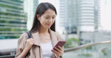 cep telefonu açık, kullanan kadın 