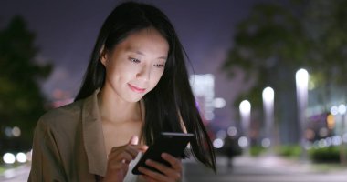 İşkadını geceleri tablet kullanma