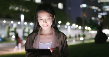 İş kadını izle gece tablet bilgisayarda