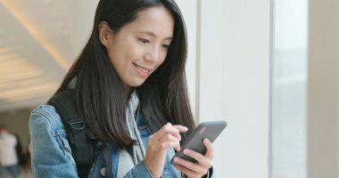 Şehirde cep telefonu kullanan kadın 